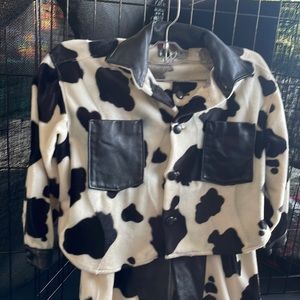 Deluxe child’s cow print 2-pc suit.  Plush with faux leather trim and hat.